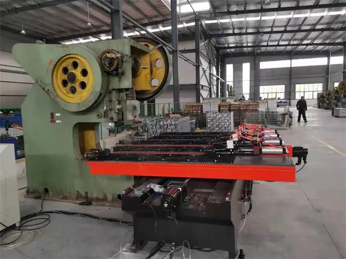 大連數(shù)控沖床送料機(jī)銷售廠家,推薦兆豐數(shù)控設(shè)備,自動夾鉗, 廠